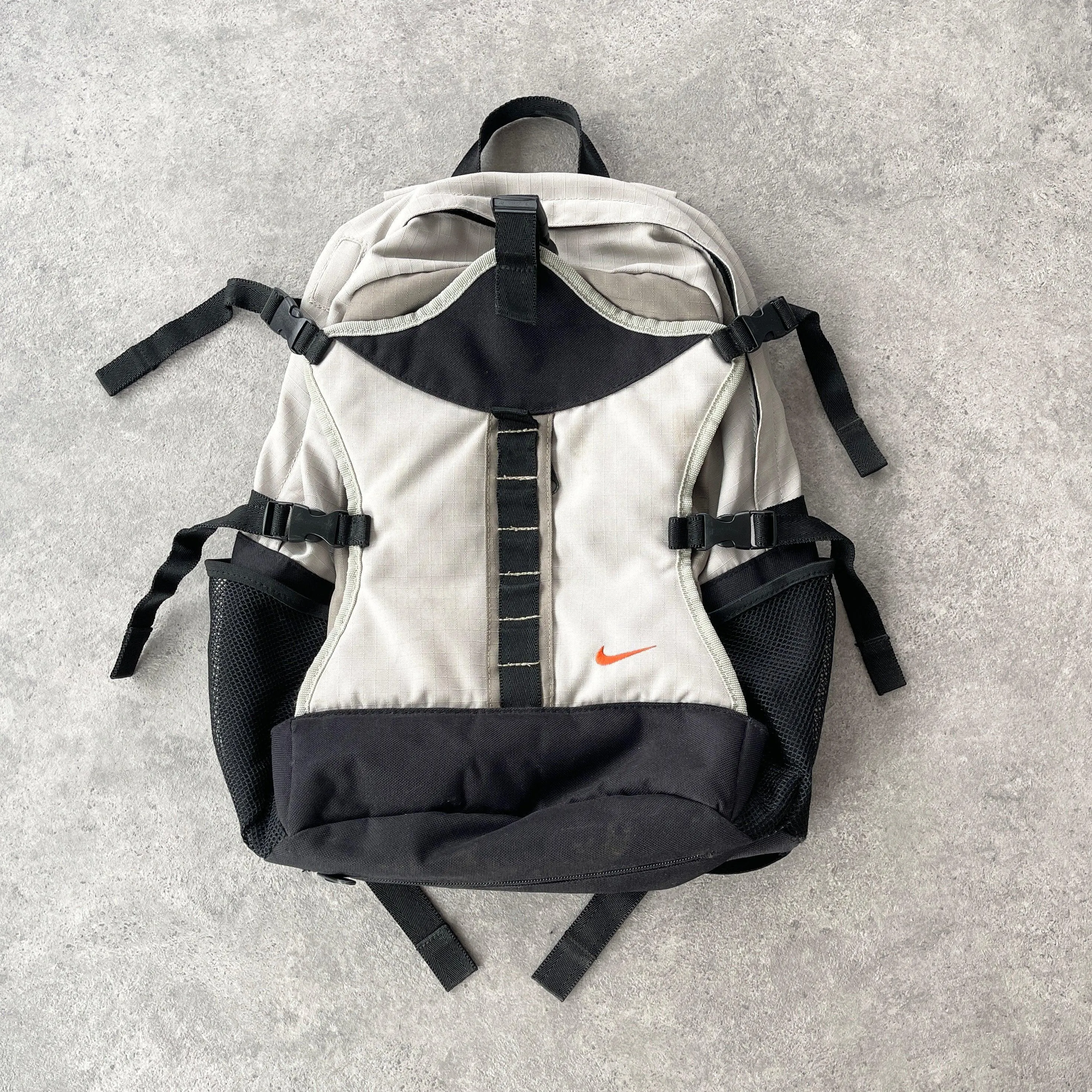 Nike 1990s 40L technical backpack (18”x14”x10”)