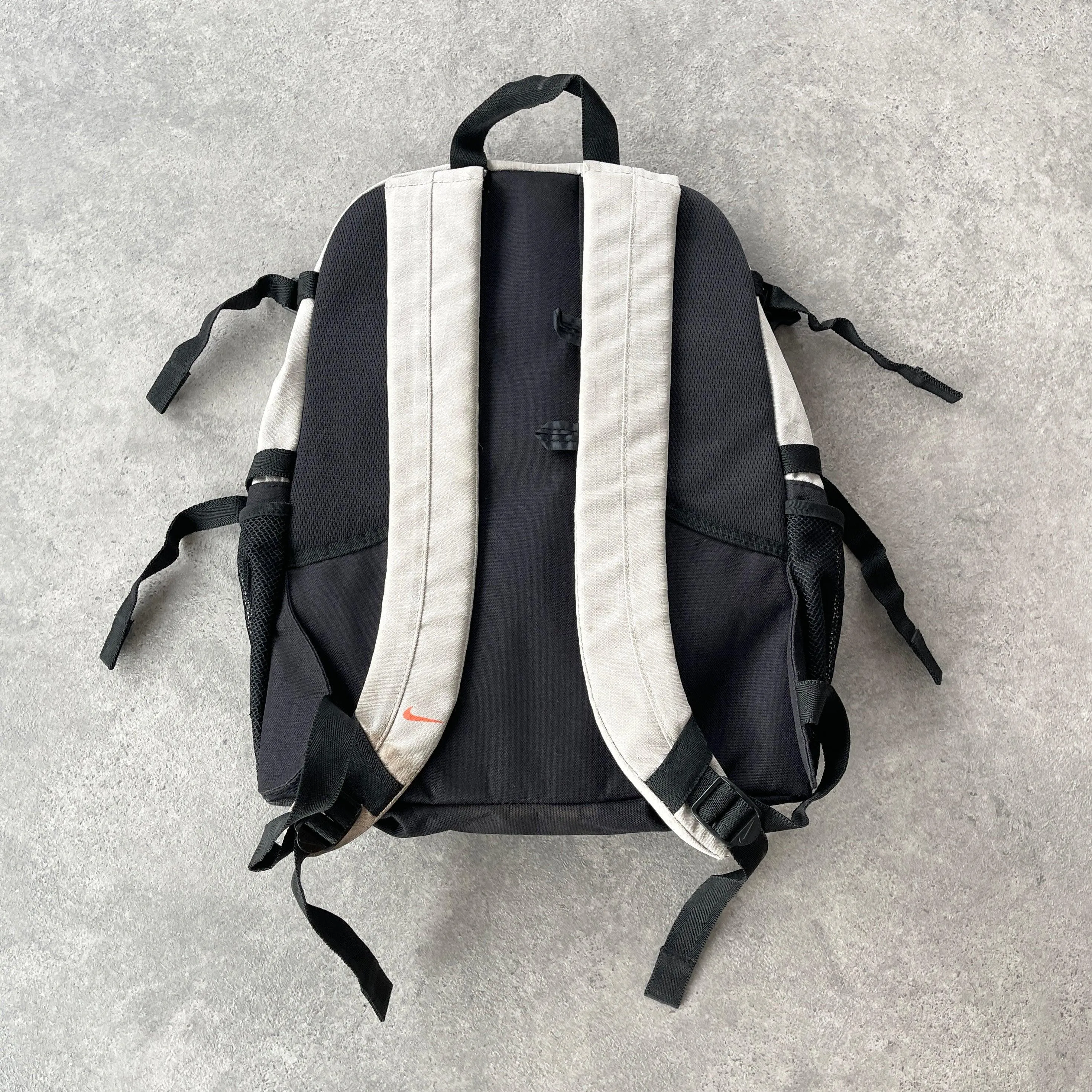 Nike 1990s 40L technical backpack (18”x14”x10”)